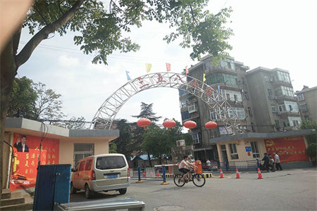 紧邻高级中学圣都山水城证满两年送储藏室